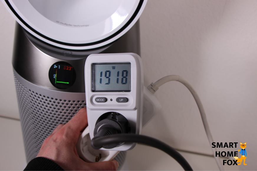 Der Stromverbrauch der Heißluft-Funktion des Dyson Pure Hot+Cool HP04 wird mit einem Strommessgerät getestet